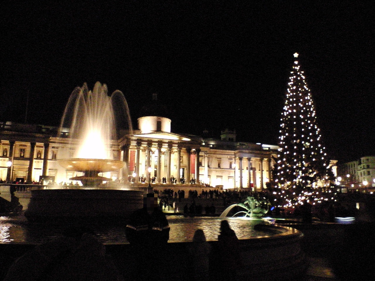 トラファルガースクエアとナショナルギャラリーとクリスマスツリー